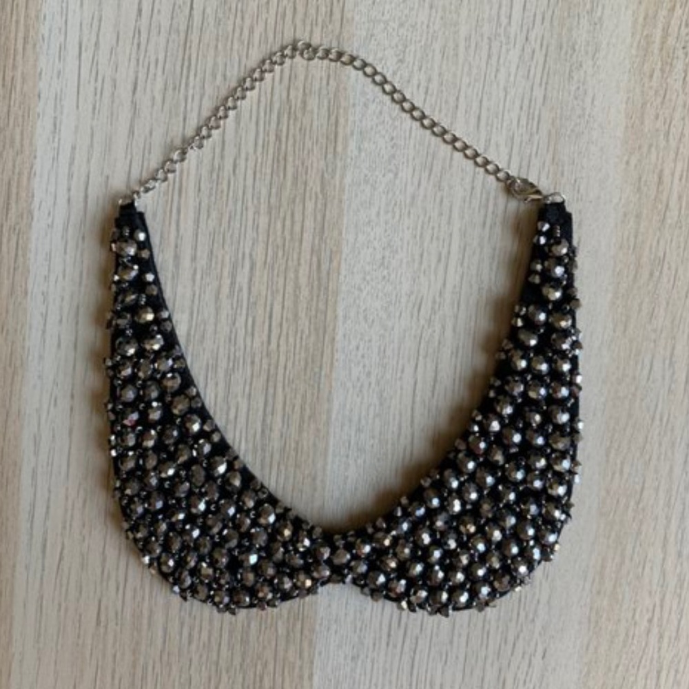 Adorable beaded Peter Pan collar bib necklace!
